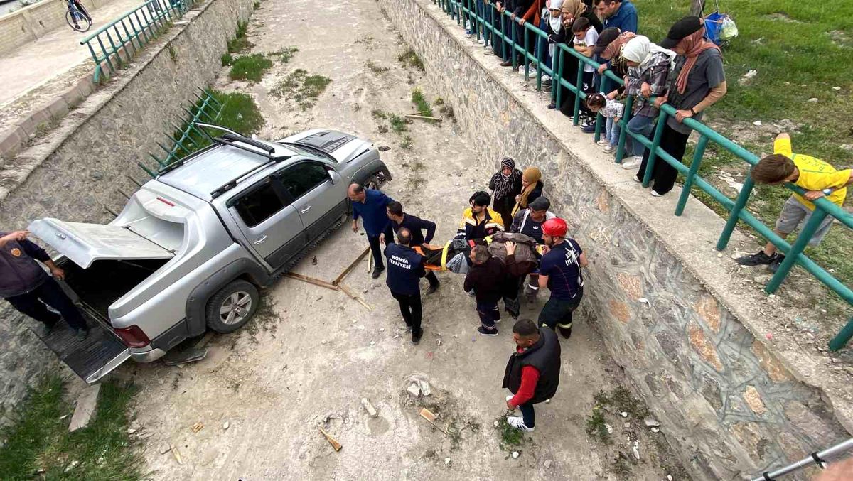 Otomobille çarpışan pikap dereye düştü, faciadan dönüldü