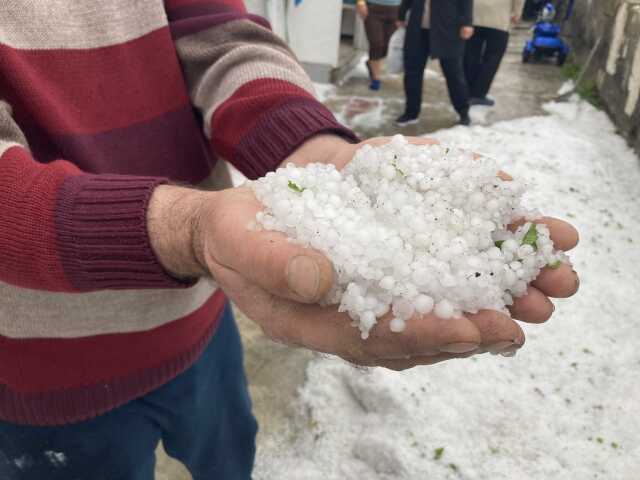 Sağanak ve dolu yağışı hayatı felç etti, araçlar mahsur kaldı