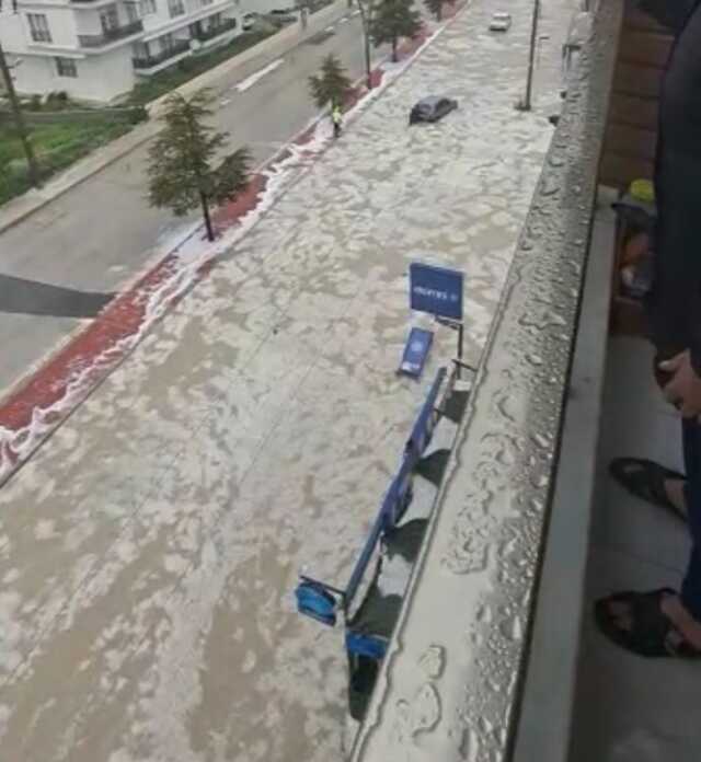 Sağanak ve dolu yağışı hayatı felç etti, araçlar mahsur kaldı