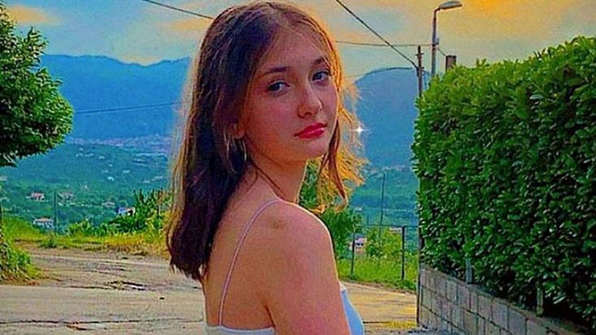 Şarja takılı telefonla su dolu küvete giren 16 yaşındaki genç kız, akıma kapılarak hayatını kaybetti