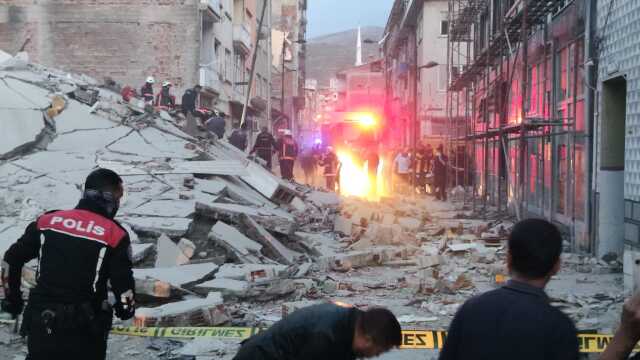 Son Dakika: Malatya'da 4 katlı bina çöktü! Hurda toplamak için içeri giren 4 kişiden biri enkaz altında Son Dakika: Malatya'da 4 katlı bina çöktü! Hurda toplamak için içeri giren 4 kişiden biri enkaz altında