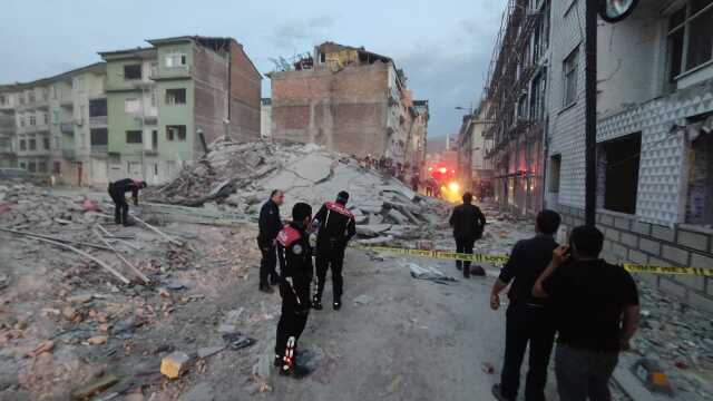 Son Dakika: Malatya'da 4 katlı bina çöktü! Hurda toplamak için içeri giren 4 kişiden biri hayatını kaybetti Son Dakika: Malatya'da 4 katlı bina çöktü! Hurda toplamak için içeri giren 4 kişiden biri hayatını kaybetti