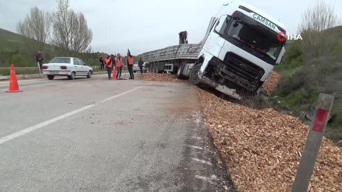 Talaş yüklü tır devrildi, yol 2 saat ulaşıma kapatıldı