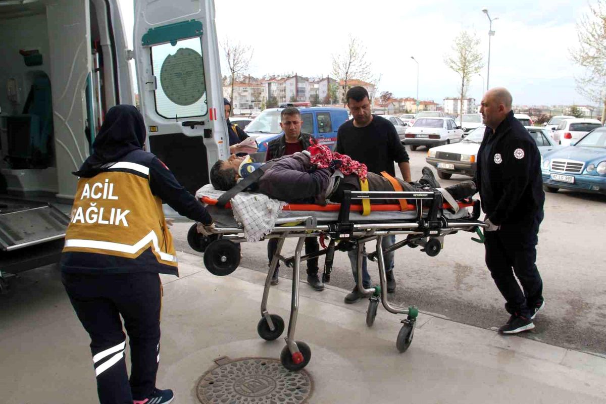 Taşlama makinesiyle çalışırken karnını ve kolunu kesen hastanelik oldu