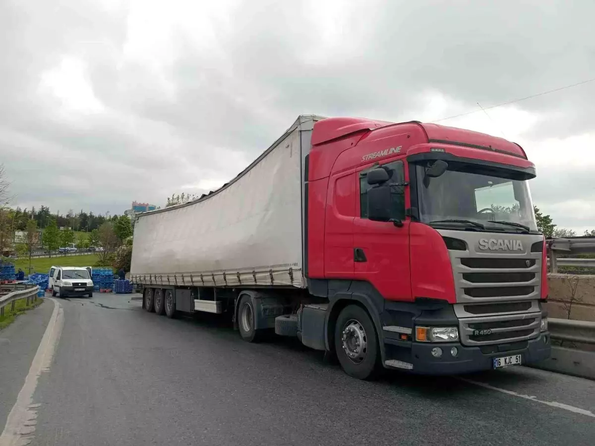 Tır'ın dorse kapağı açıldı onlarca su damacanadaki yola döküldü