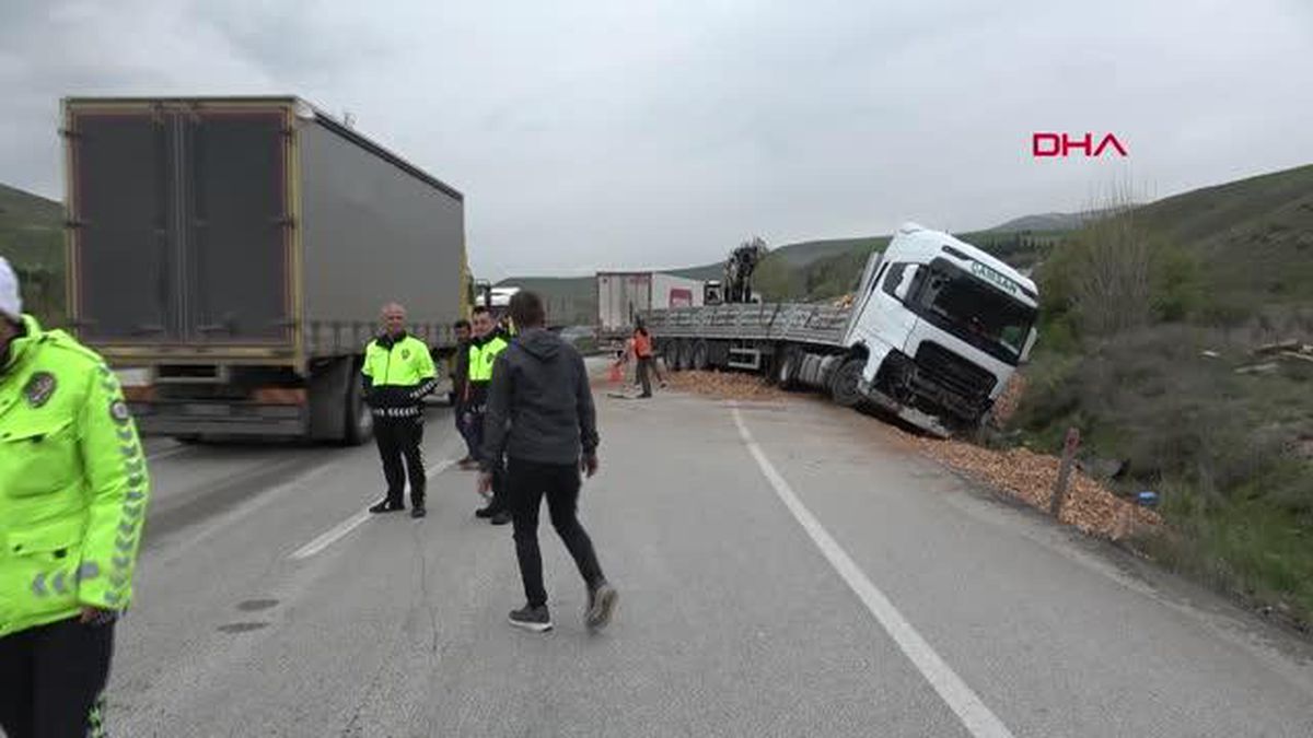 TIR KAZASI YOLU ULAŞIMA KAPATTI