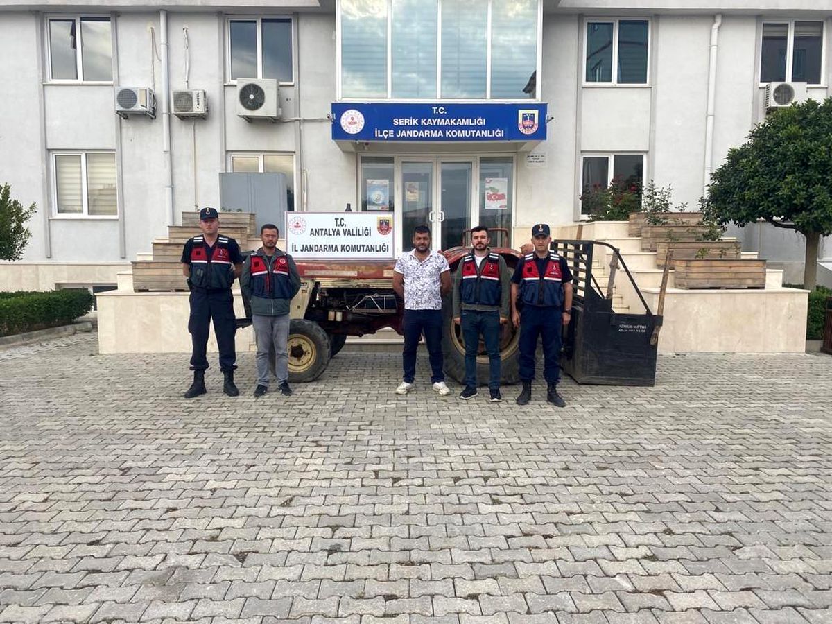 Traktör çalan iki kişi yakalandı, traktör sahibine teslim edildi