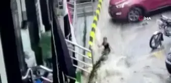 Yemen'de sel sularına kapılan kız çocuğu son anda kurtarıldı