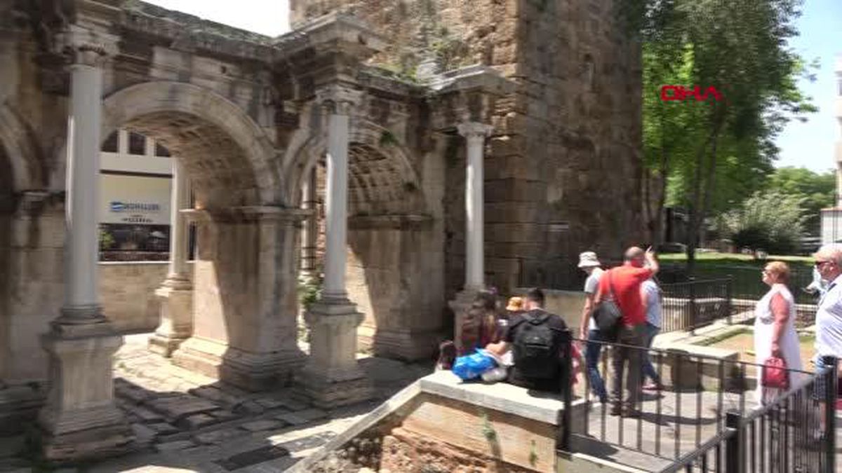 1893 YILLIK HADRİANUS KAPISI, BAKIMSIZLIKTAN YEŞERDİ