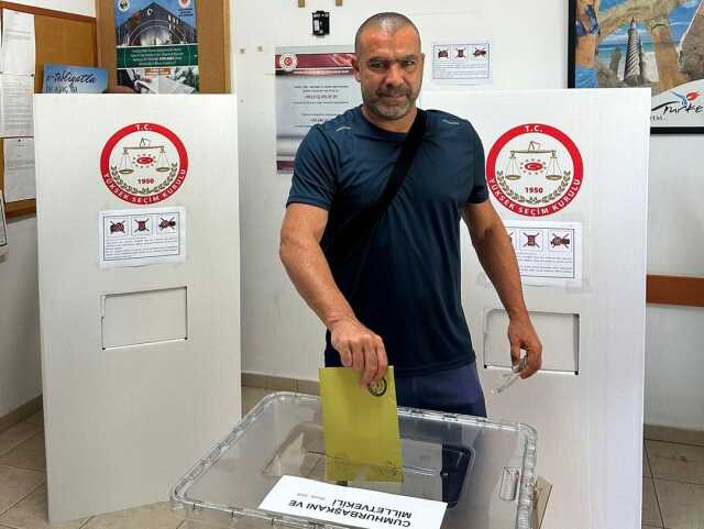 2007'de Türk vatandaşlığına geçen eski futbolcu Balili, cumhurbaşkanlığı seçimi için oy verdi