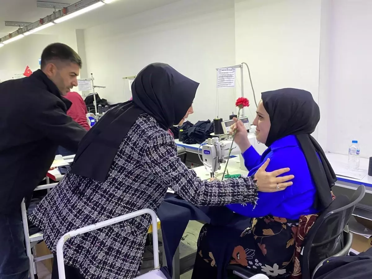 AK Parti vekil adayları Behiye Eker ve Ebru Saraçoğlu işçilerle buluştu