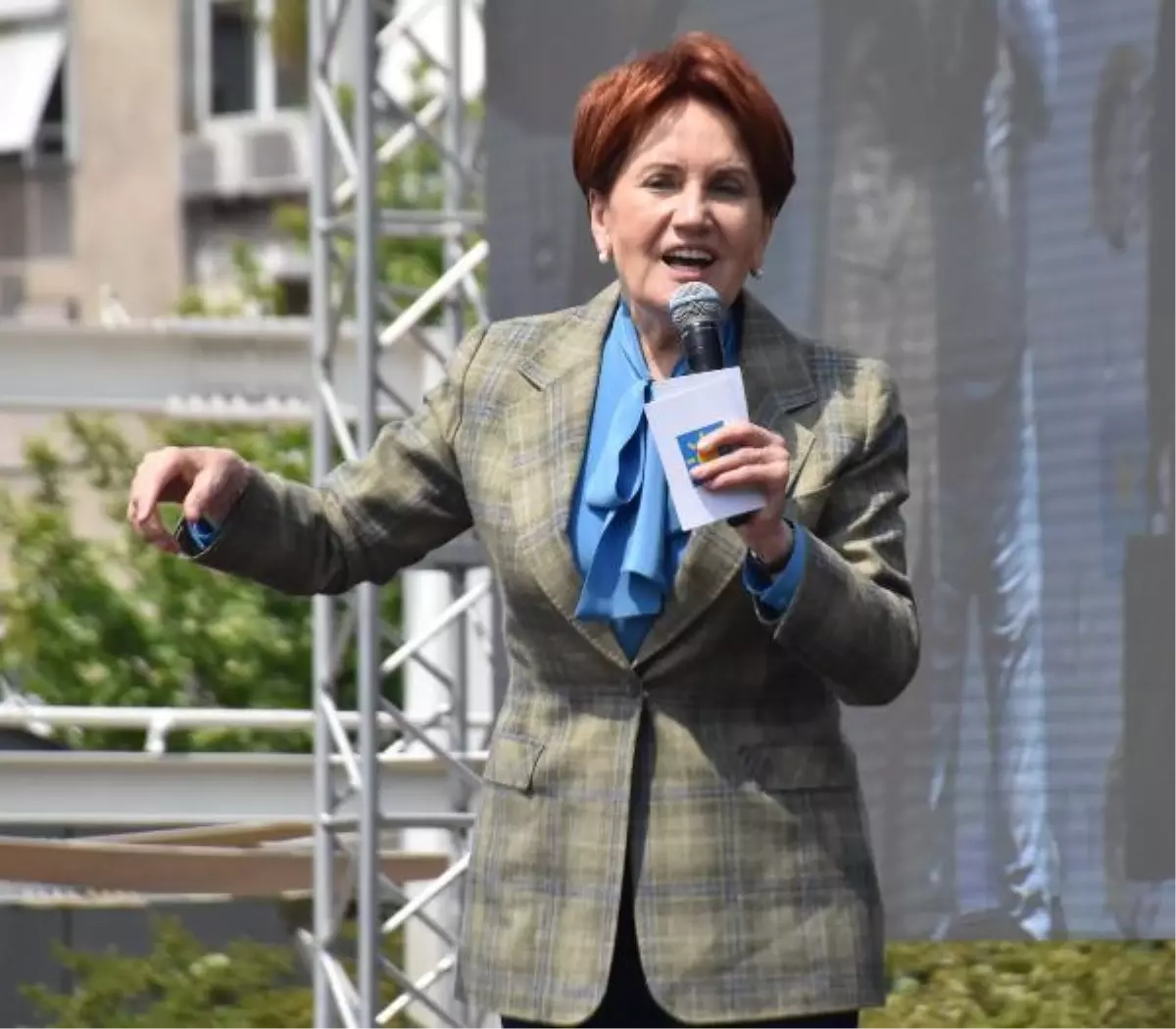 Akşener: Rahmetli Menderes'in mezarını Çakırbeyli'ye getirmek boynumun borcu olsun