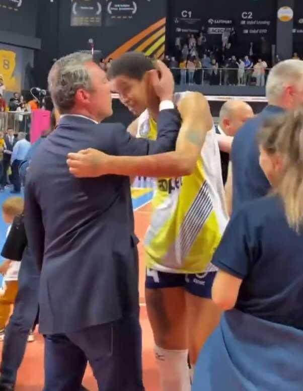 Ali Koç'un yaptığı hareketle Fenerbahçeli kadın voleybolcu neye uğradığını şaşırdı