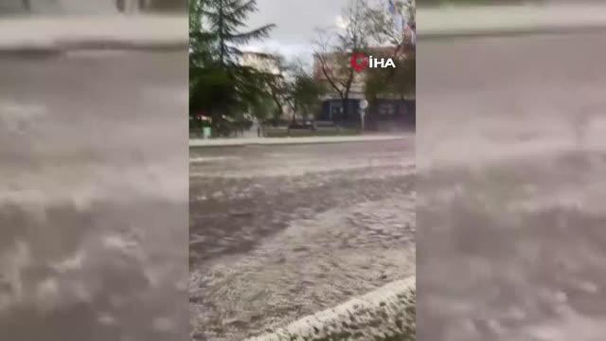 Ankara'da sağanak ve dolu yağışı sonrası yollar dereye döndü