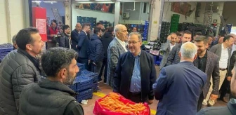 Gençlik ve Spor Bakanı Mehmet Muharrem Kasapoğlu, İzmir Meyve ve Sebze Hali'ni ziyaret etti