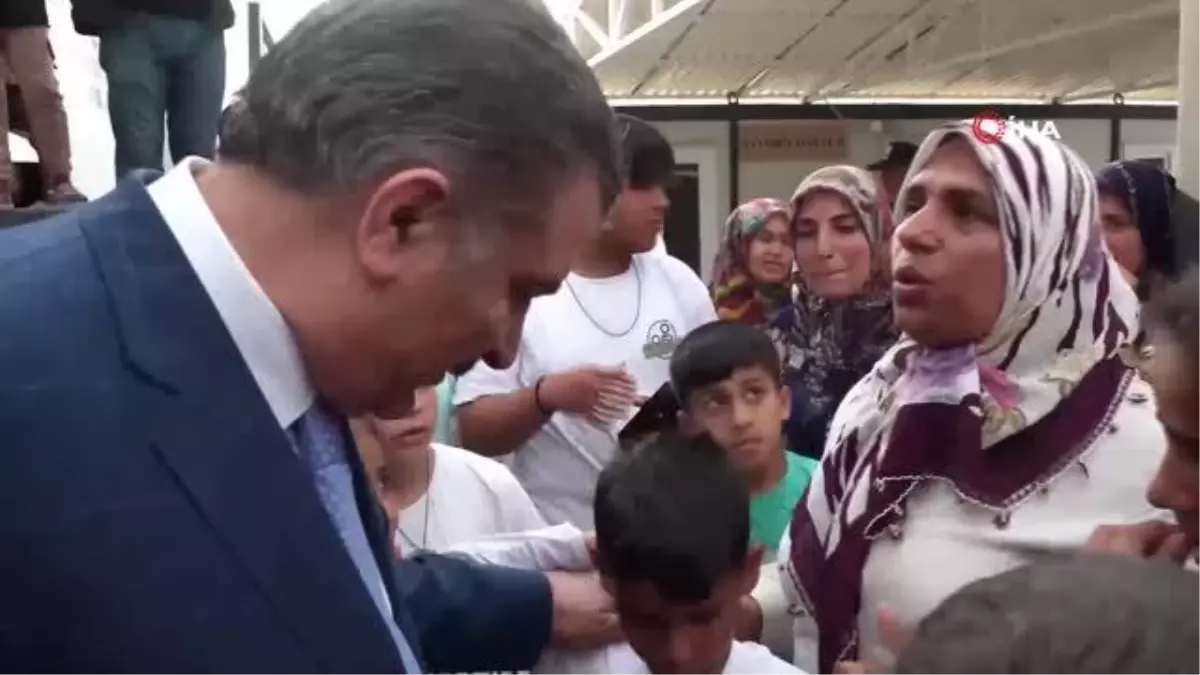 Bakan Koca'yı karşısında görünce gözyaşlarına hakim olamadı