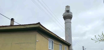 Bilecik'te cami minaresine yıldırım düştü