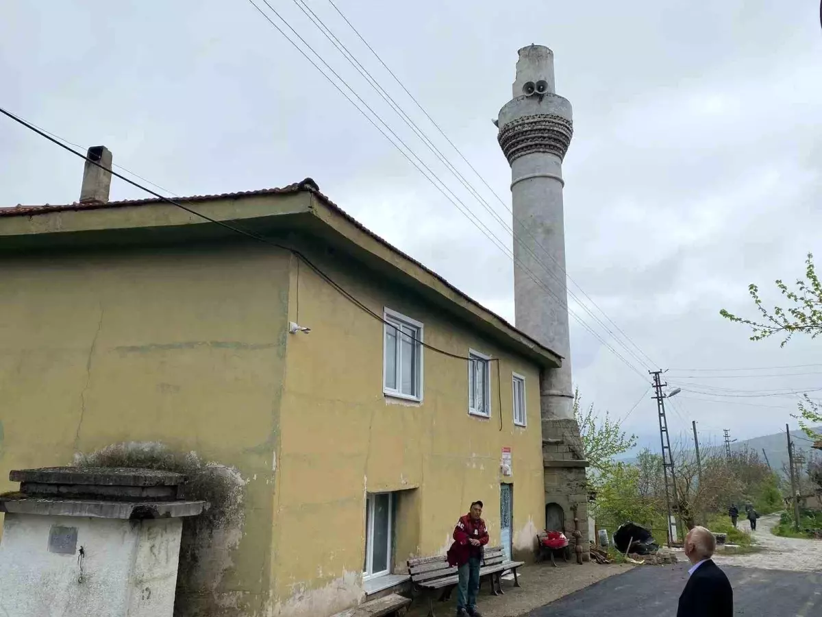 Bilecik'te cami minaresine yıldırım düştü