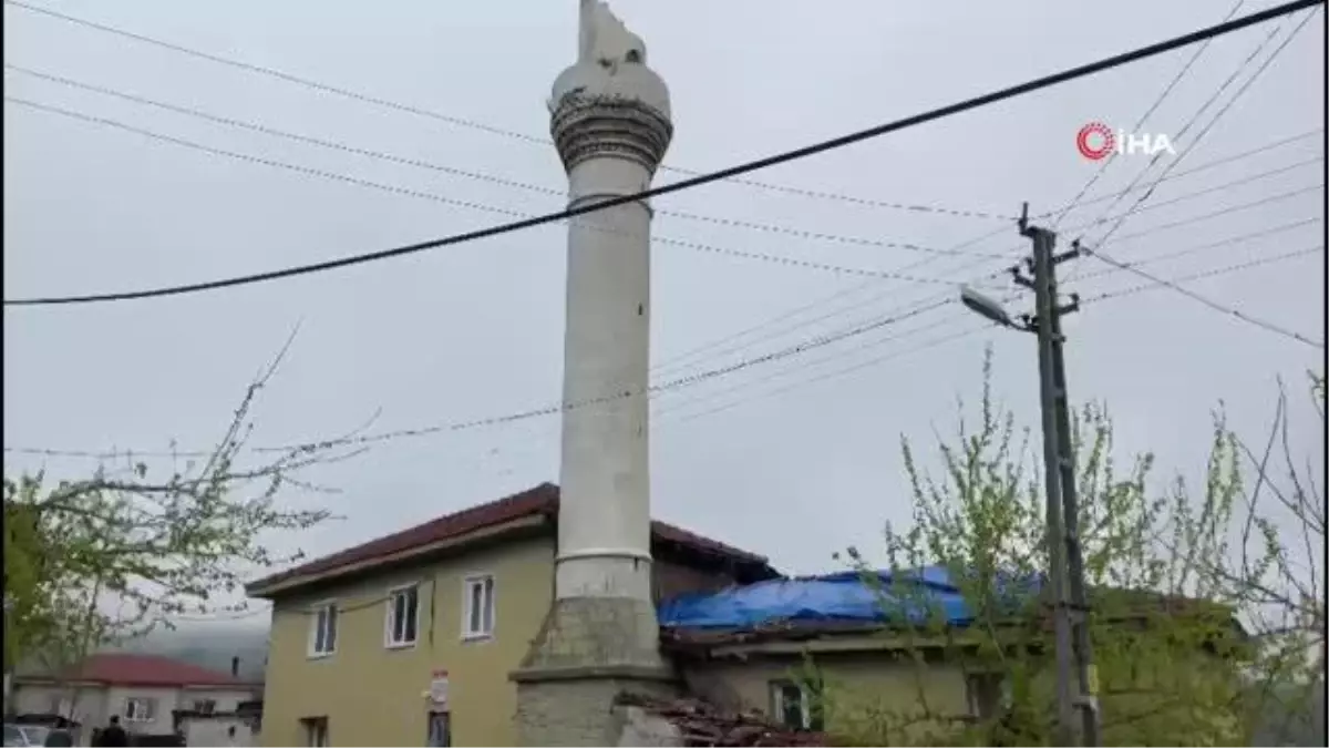 Bilecik'te cami minaresine yıldırım düştü