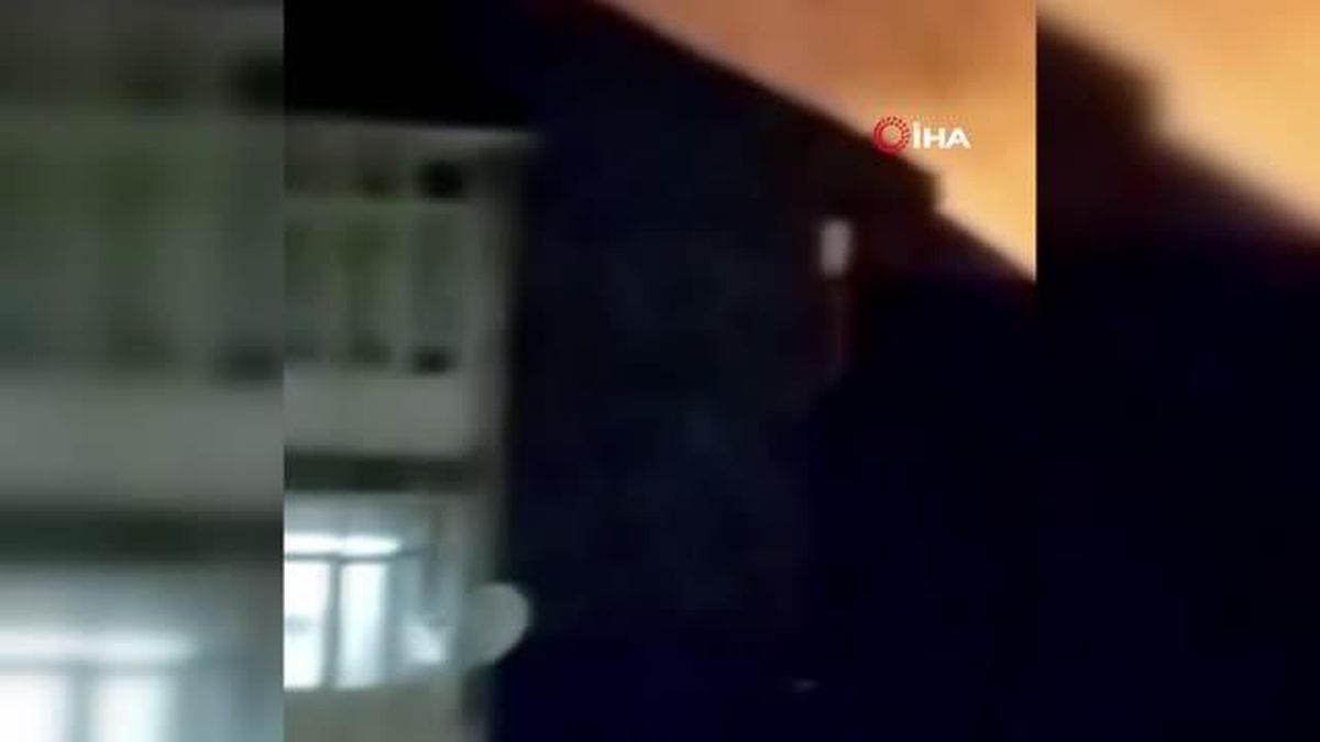 Bursa'da 5 katlı apartmanın çatı katı alev alev böyle yandı