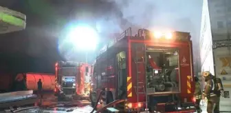 Büyükçekmece'de Lojistik Depoda Yangın Çıktı
