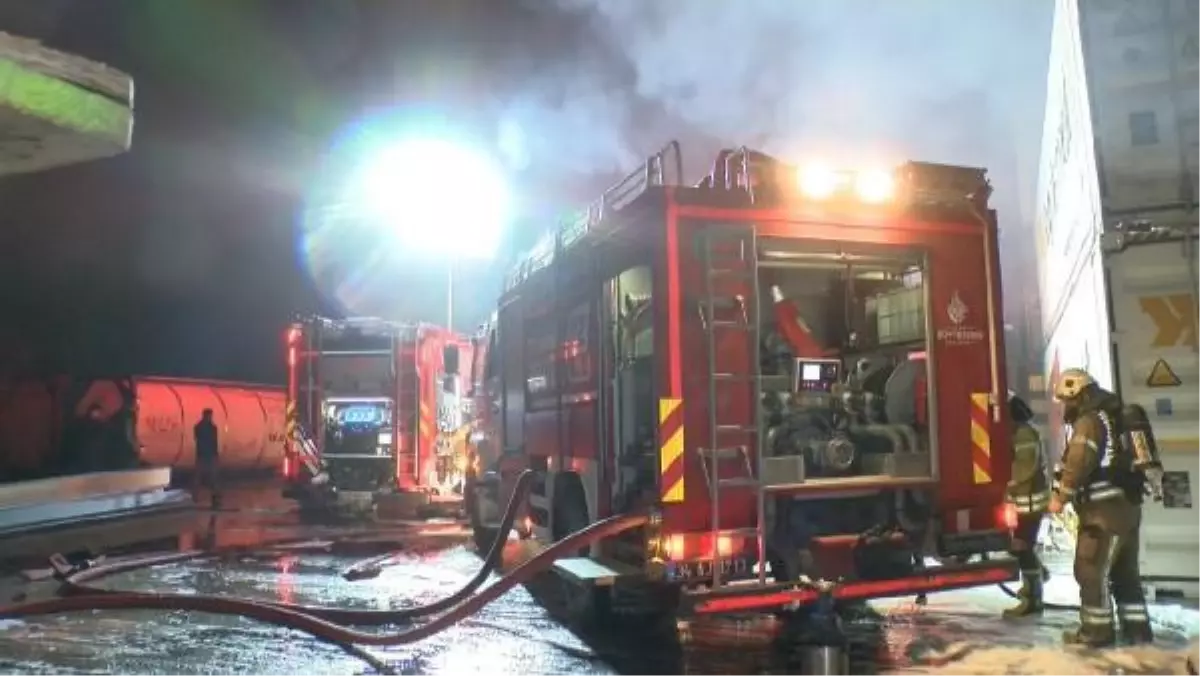 Büyükçekmece'de Lojistik Depoda Yangın Çıktı