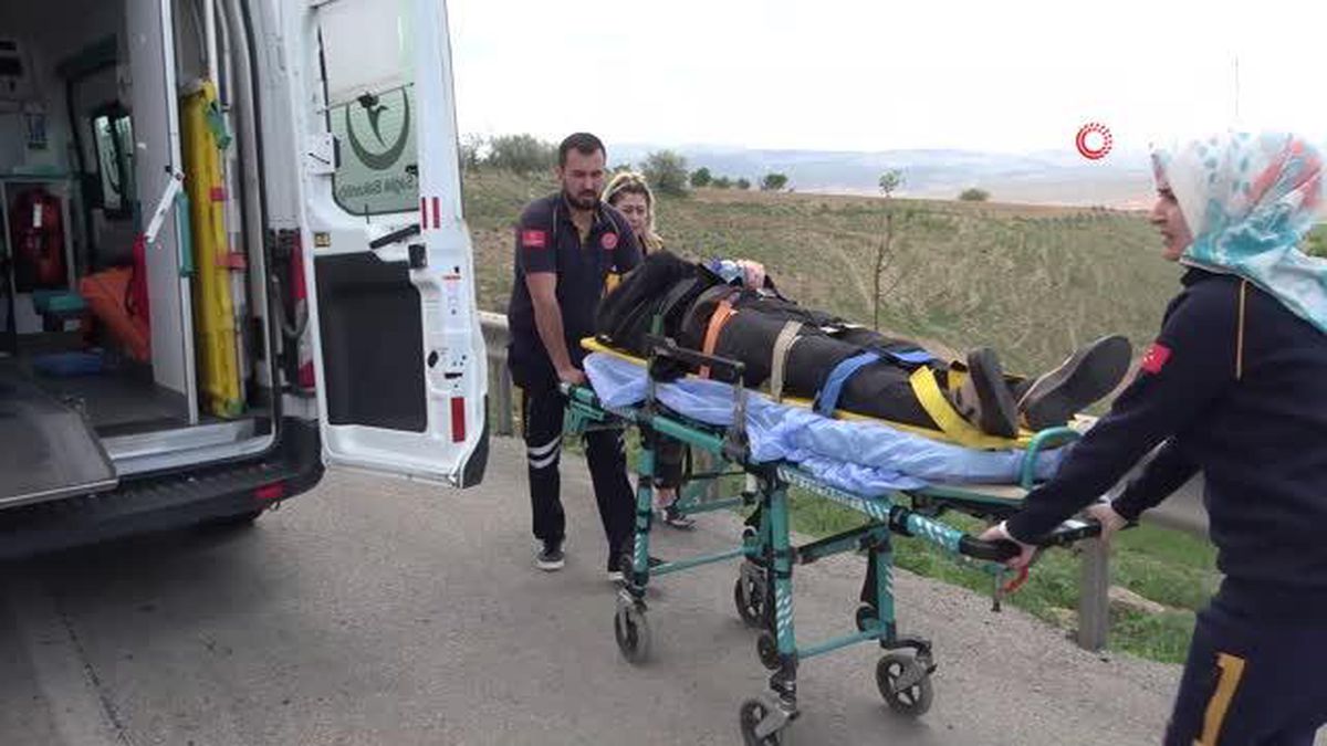 Cenazeye giden ailenin bulunduğu otomobil ile tır çarpıştı: 3 yaralı
