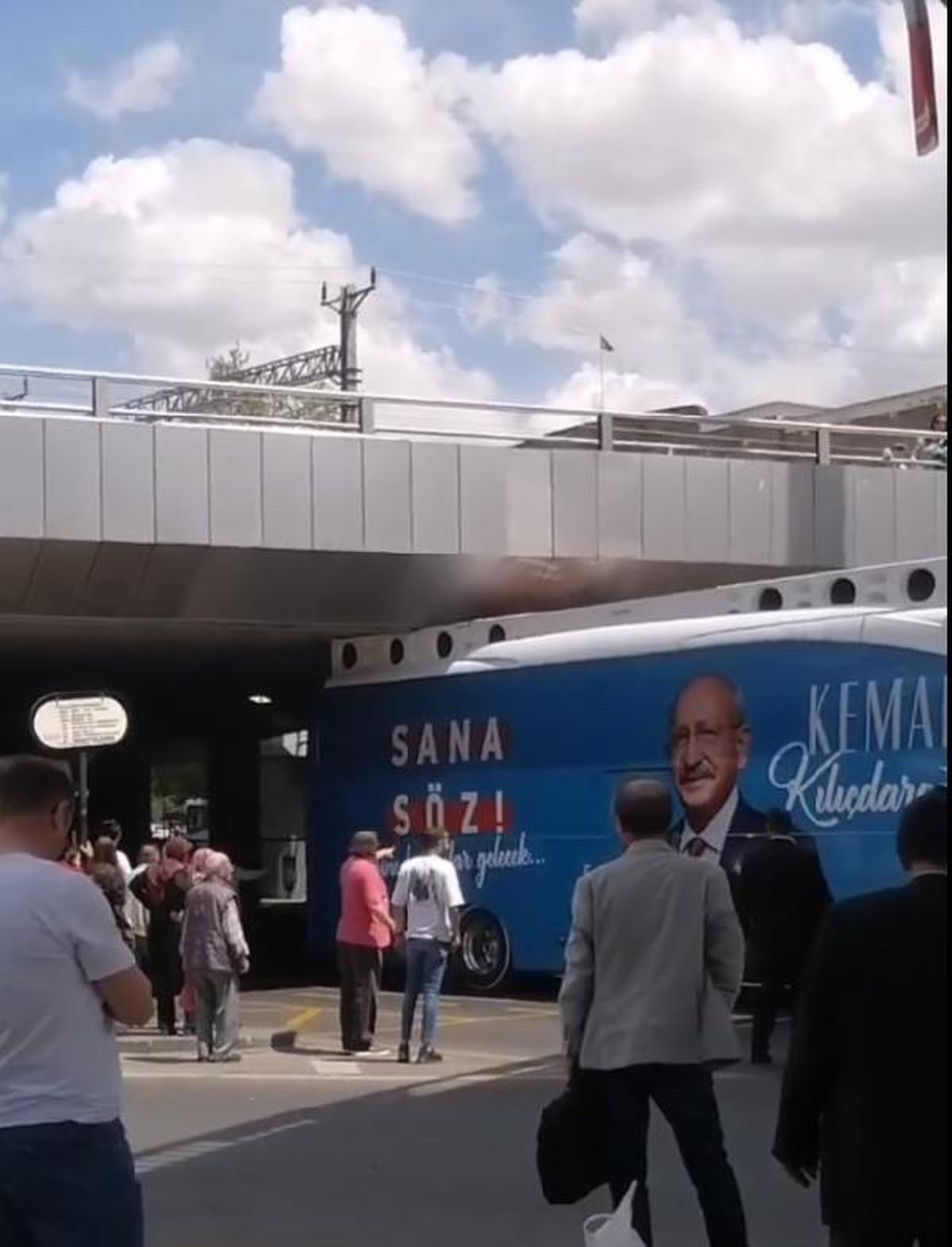 Ankara'da CHP seçim otobüsü köprüye sıkıştı