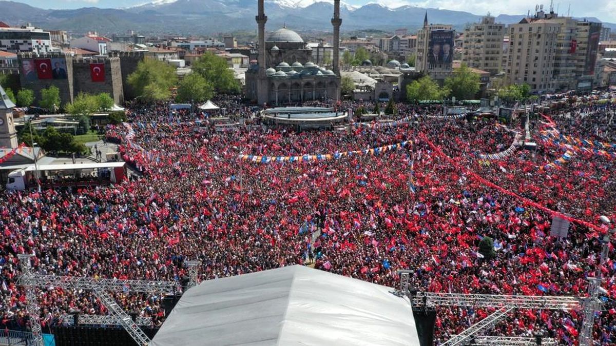 Cumhurbaşkanı Erdoğan'ın 'Rekor kırdı' dediği Kayseri mitinginde tarihi kalabalık havadan görüntülendi