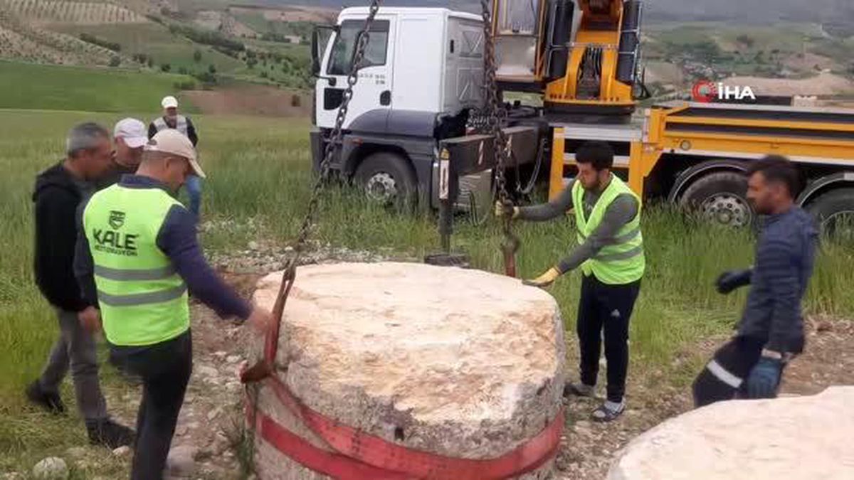 Depremin yıktığı 'tokalaşma' sütunu yeniden ayağa kaldırılıyor