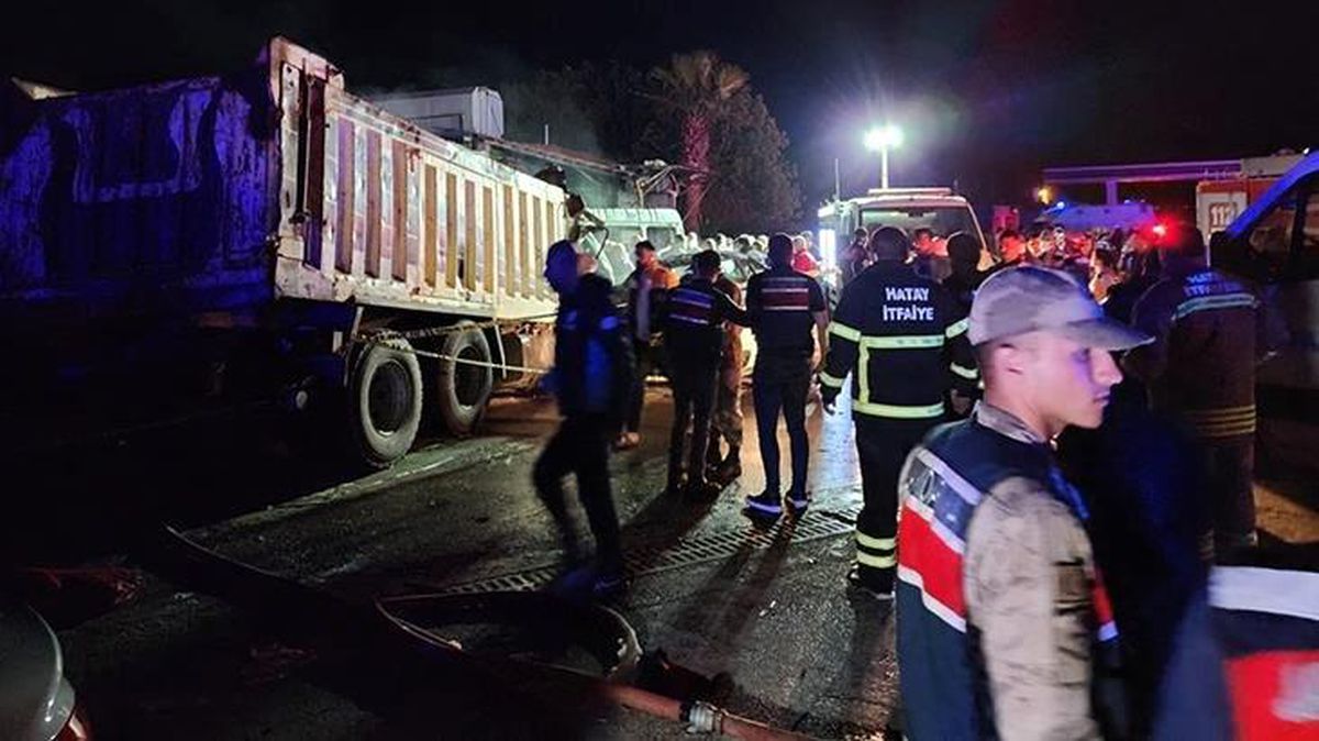 Hatay'da kamyonun kalabalığın arasına dalarak 12 kişinin ölümüne neden olduğu kazadan ilk görüntüler