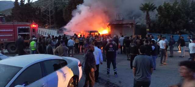 Hatay'da kamyonun kalabalığın arasına dalarak 6 kişinin ölümüne neden olduğu kazadan ilk görüntüler