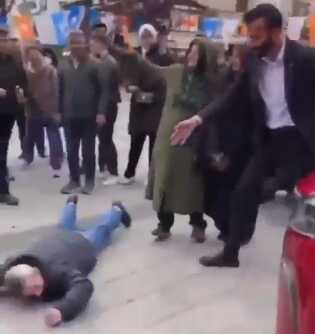 İlk defa TOGG gören vatandaş kendini aracın önüne attı: Çiğne beni çiğne