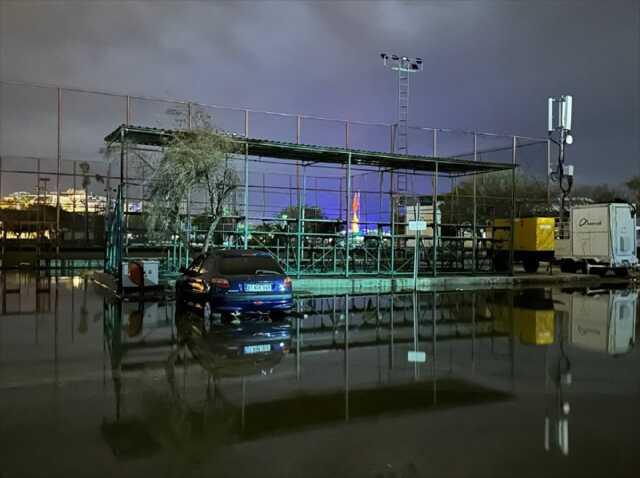 İskenderun'da lodos hayatı olumsuz etkiledi İskenderun'da lodos hayatı olumsuz etkiledi