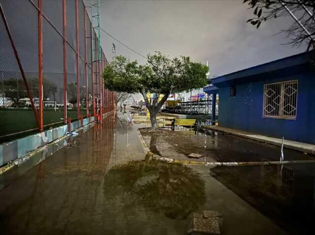 İskenderun'da lodos hayatı olumsuz etkiledi İskenderun'da lodos hayatı olumsuz etkiledi