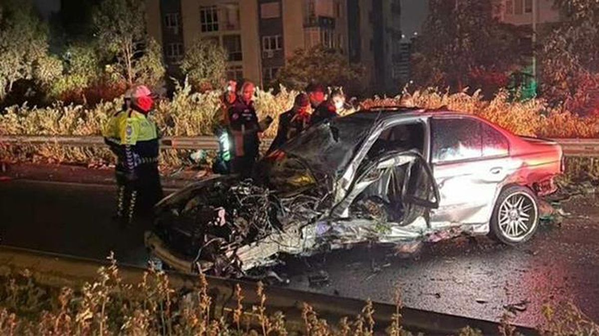 Demir bariyerlere çarpan araç hurdaya döndü, sürücü hayatını kaybetti
