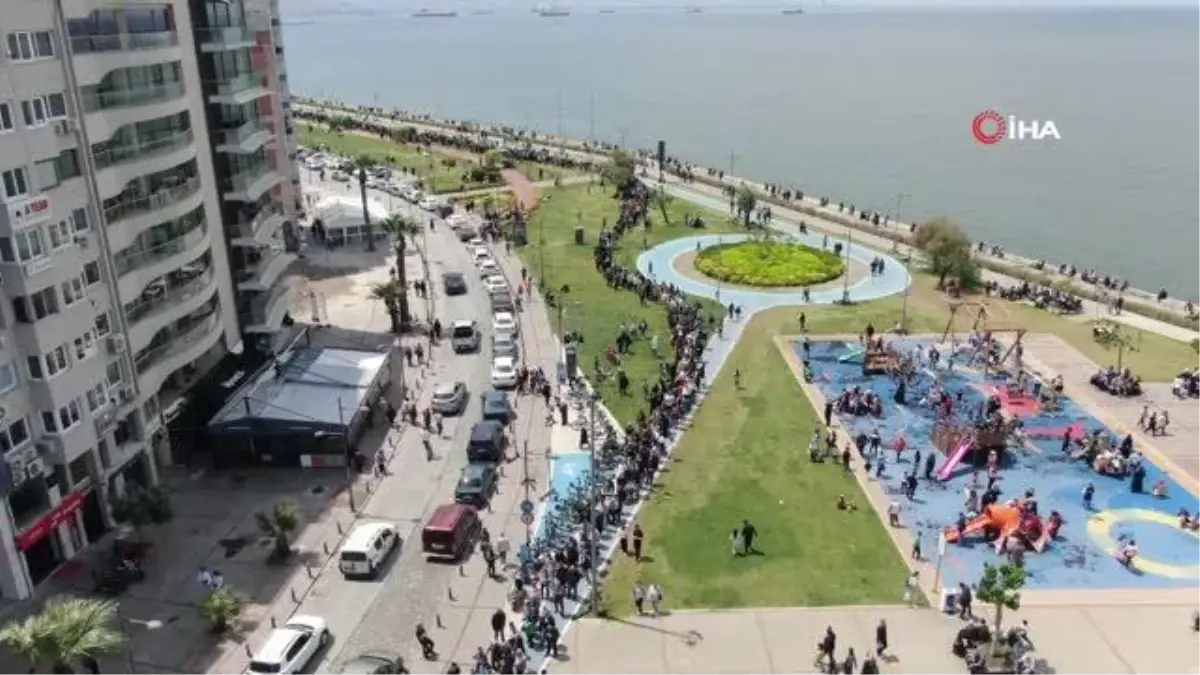 İzmir'de TCG Anadolu için kilometrelerce kuyruk