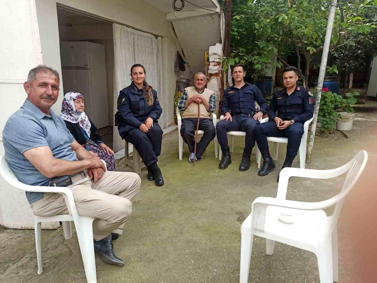 Jandarma ekipleri yaşlı çınarları unutmuyor