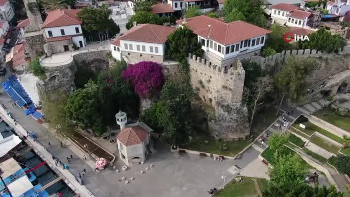 Kaleiçi'nin simge ismi 'Mustafa Kaptan' heykelinin omuzundaki güvercin ikinci kez ortadan kayboldu