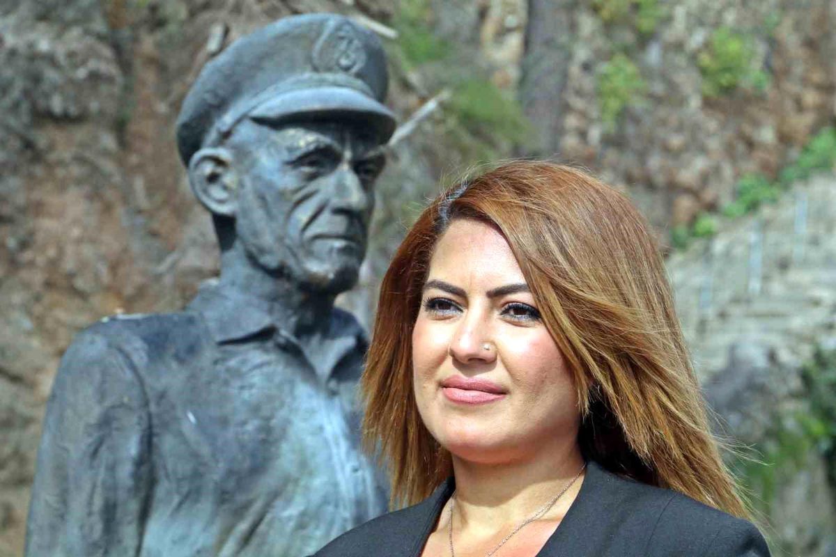 Kaleiçi'nin simge ismi 'Mustafa Kaptan'ın heykelinin omuzundaki güvercin ikinci kez ortadan kayboldu