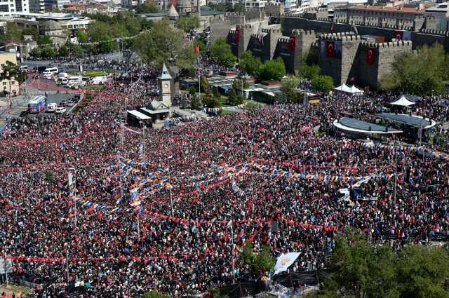 Kayseri mitingindeki kalabalık Erdoğan'ı mest etti! Alandakilerin sayısını verip Kılıçdaroğlu'na gönderme yaptı Kayseri mitingindeki kalabalık Erdoğan'ı mest etti! Alandakilerin sayısını verip Kılıçdaroğlu'na gönderme yaptı