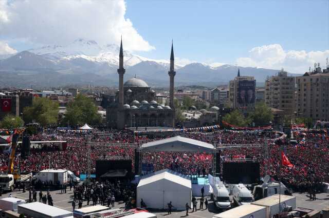 Kayseri mitingindeki kalabalık Erdoğan'ı mest etti! Alandakilerin sayısını verip Kılıçdaroğlu'na gönderme yaptı Kayseri mitingindeki kalabalık Erdoğan'ı mest etti! Alandakilerin sayısını verip Kılıçdaroğlu'na gönderme yaptı