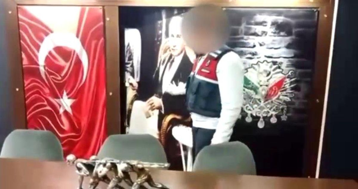 Kumarhanenin kapısını Atatürk portresi ile gizlemişler