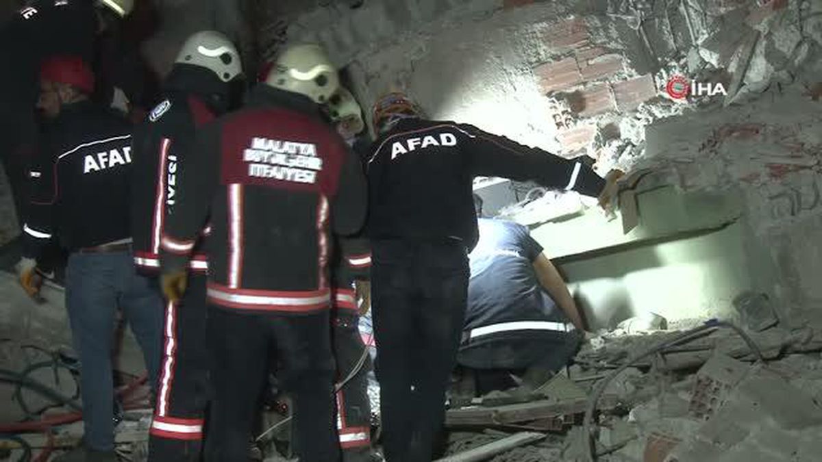 Malatya'da 3 katlı ağır hasarlı bina çöktü: 1 ölü