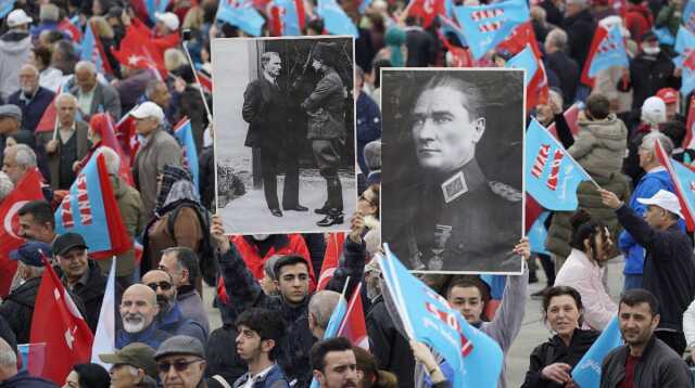 Maltepe'de miting alanı tıka basa doldu! Kalabalığın ağzında tek bir slogan var: Hak Hukuk Adalet