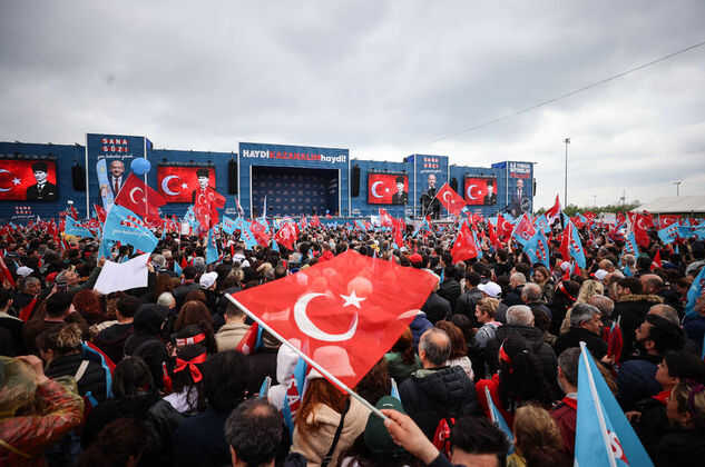 Maltepe'de miting alanı tıka basa doldu! Kalabalığın ağzında tek bir slogan var: Hak Hukuk Adalet