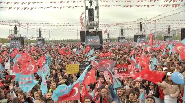 Maltepe'de miting alanı tıka basa doldu! Kalabalığın ağzında tek bir slogan var: Hak Hukuk Adalet