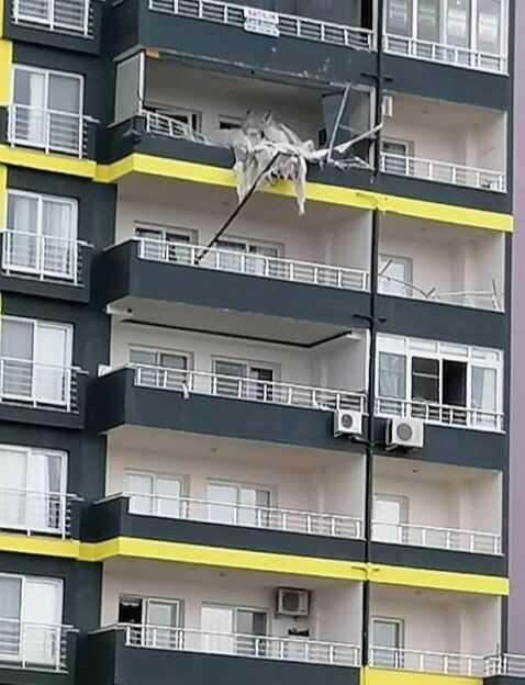 Mersin'de tırlar devrildi, çatılar ve seralar uçtu! Fırtına ve hortumun geliş anı kamerada Mersin'de tırlar devrildi, çatılar ve seralar uçtu! Fırtına ve hortumun geliş anı kamerada