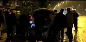 Otomobil refüje çarptı: 2 yaralı