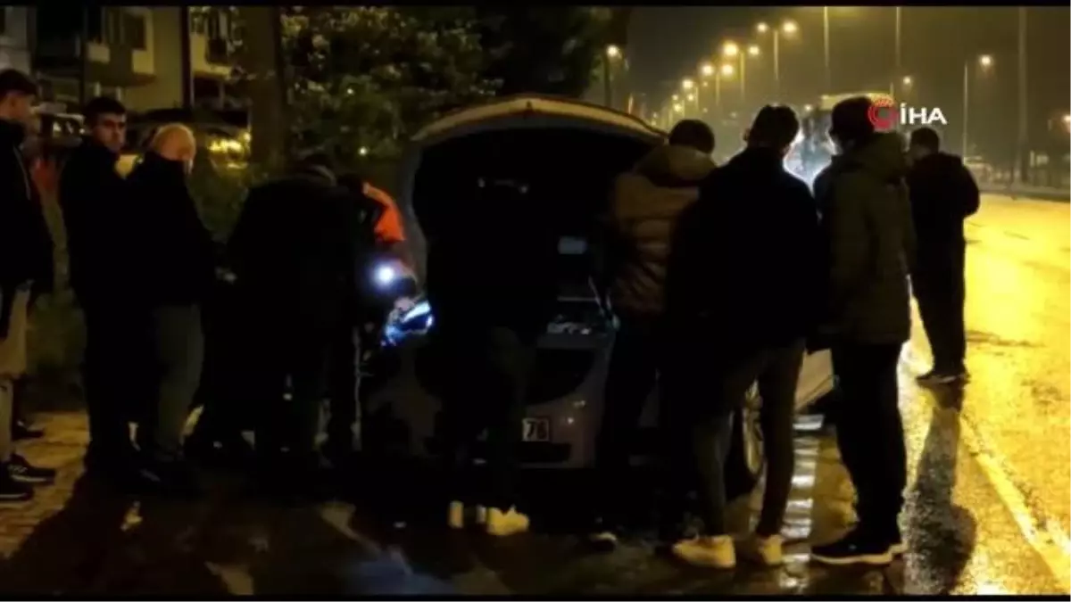 Otomobil refüje çarptı: 2 yaralı